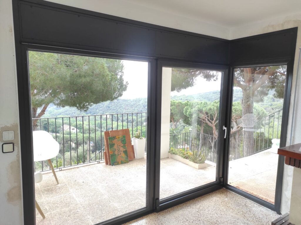 8-Cerramiento osciloparalela 2 hojas con fijo esquinero