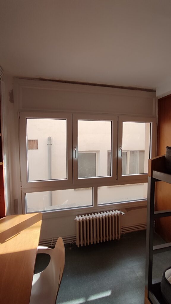 Ventana triple con antepecho